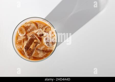Nahaufnahme eines erfrischenden Espresso-Getränks mit Milchgeschmack Stockfoto