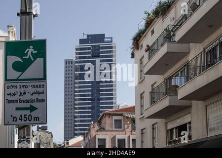 Schild für die Tsunami-Evakuierungsroute in Tel Aviv Stockfoto