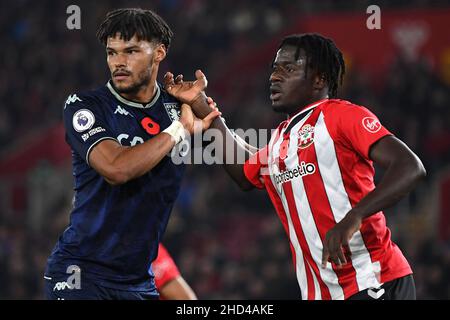 Tyrone Mings of Aston Villa und Mohammed Salisu of Southampton - Southampton / Aston Villa, Premier League, St Mary's Stadium, Southampton, Großbritannien - 5th. November 2021 nur zur redaktionellen Verwendung – es gelten die Einschränkungen von DataCo Stockfoto