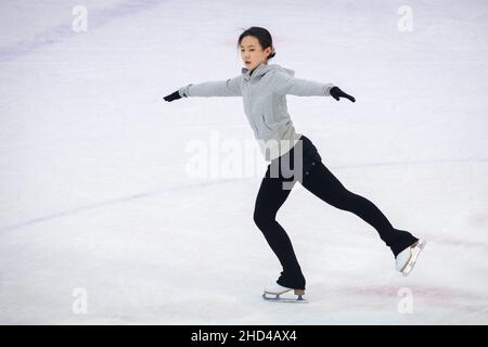 Nanjing, Chinas Provinz Jiangsu. 2nd Januar 2022. Am 2. Januar 2022 ist eine Frau beim Schlittschuhlaufen im Olympischen Sportzentrum von Nanjing in der ostchinesischen Provinz Jiangsu. Kredit: Su Yang/Xinhua/Alamy Live Nachrichten Stockfoto