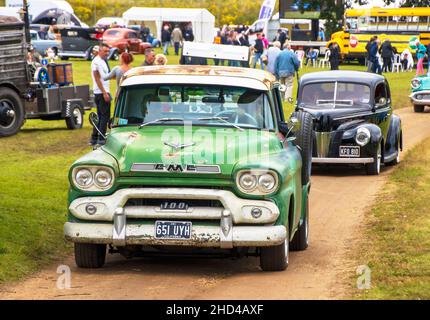 Old Warden, Bedfordshire, Großbritannien - 8th. August 2021: GMC Hot Rod Pickup Truck bei der NSRA Supernationalen. Hochwertige Fotos Stockfoto