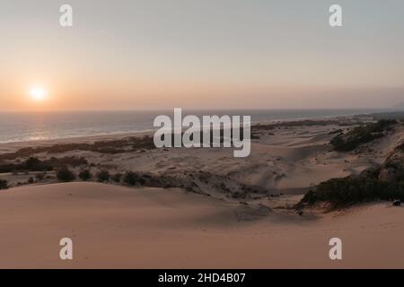 Malerisches Panorama mit goldenen Sanddünen unter Sonnenuntergang. Reiseziele in Türkei Stockfoto