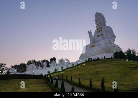 Wat Huay Pla Kang Chiang Rai Thailand, Wat Hua Pla Kang ist einer der beeindruckendsten Tempel in Chiang Rai. Die Hauptattraktion dieses 2001 erbauten Tempelkomplexes ist ein 100 Meter hoher weißer Buddha. Stockfoto