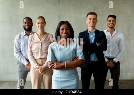 Gruppe Von Multiethnischen Geschäftsleuten Mit Afroamerikanischen Weiblichen Führern, Die Zusammen Posieren Stockfoto