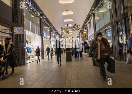 Maskengetrage Käufer mischen sich im Westgate-Einkaufszentrum, während die Covid-Beschränkungen verschärft werden, Oxford UK. November 2021. Stockfoto