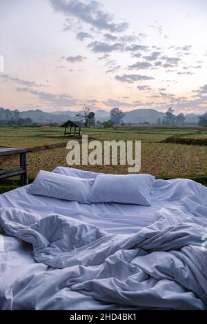 Nan Thailand, Outdoor-Bettkissen mit Blick auf die Reisfelder in Nan Thailand Asien Stockfoto