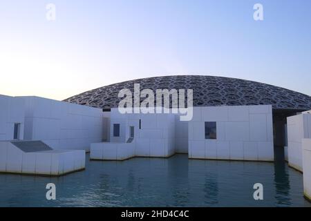 Die Kuppel des Louvre Art Museum, in der Dämmerung, Saadiyat Island, Abu Dhabi, Vereinigte Arabische Emirate Stockfoto