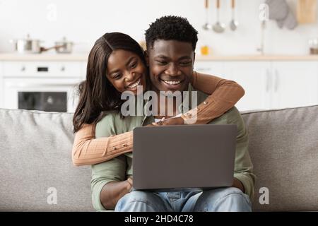 Nahaufnahme einer afroamerikanischen Familie mit Computer zu Hause Stockfoto