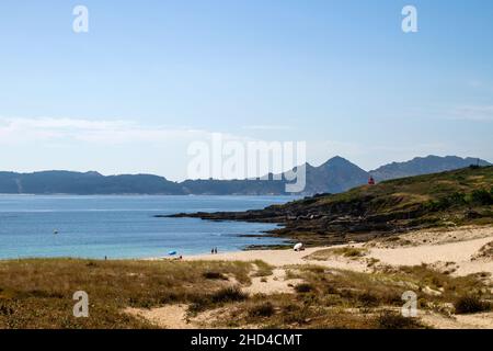 Sandstrand an der Costa da Vela, Rias Baixas, mit Blick auf die Cies-Inseln. Pontevedra, Galicien, Spanien. Stockfoto