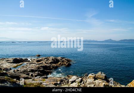 Cies Islands Blick von der Costa da Vela in Pontevedra, Galicien, Spanien Stockfoto