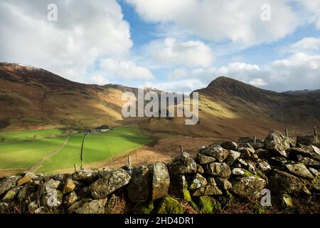 Warnscale Bottom und Fleetwith Pike vom Pfad zum Scarth Gap Pass und Haystacks, dem Lake District National Park, Cumbria, England mit Kopierraum Stockfoto