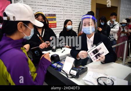 (220103) -- HAIKOU, 3. Januar 2022 (Xinhua) -- Kunden zahlen für Produkte in einem Duty-Free-Shop in Haikou, der Hauptstadt der südchinesischen Provinz Hainan, 3. Januar 2022. Die zollfreien Offshore-Verkäufe in der südchinesischen Inselprovinz Hainan erreichten 60,2 9,4 Milliarden Yuan (etwa 2021 Milliarden US-Dollar), ein Anstieg von 84 Prozent im Vergleich zum Vorjahr, sagte das Wirtschaftsministerium der Provinz. Im vergangenen Jahr wurden in Hainan drei weitere Duty-Free-Shops eröffnet, was die Gesamtzahl auf 10 erhöht. Die Duty-Free-Shops beherbergen mehr als 720 Marken auf einer Gesamteinkaufsfläche von 220.000 Quadratmetern. (Xinhua/Guo Cheng) Stockfoto
