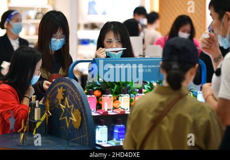 (220103) -- HAIKOU, 3. Januar 2022 (Xinhua) -- Kunden riechen Parfüms in einem Duty-Free-Shop in Haikou, der Hauptstadt der südchinesischen Provinz Hainan, 3. Januar 2022. Die zollfreien Offshore-Verkäufe in der südchinesischen Inselprovinz Hainan erreichten 60,2 9,4 Milliarden Yuan (etwa 2021 Milliarden US-Dollar), ein Anstieg von 84 Prozent im Vergleich zum Vorjahr, sagte das Wirtschaftsministerium der Provinz. Im vergangenen Jahr wurden in Hainan drei weitere Duty-Free-Shops eröffnet, was die Gesamtzahl auf 10 erhöht. Die Duty-Free-Shops beherbergen mehr als 720 Marken auf einer Gesamteinkaufsfläche von 220.000 Quadratmetern. (Xinhua/Guo Cheng) Stockfoto