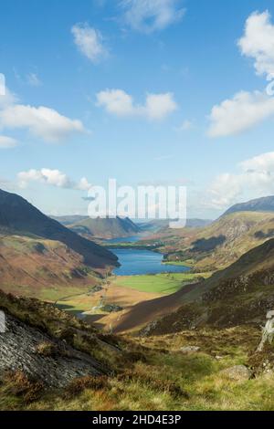 Warnscale Bottom, Buttermere und Crummock Water vom Pfad zu Haystacks, dem Lake District National Park, Cumbria, England mit Kopierraum Stockfoto