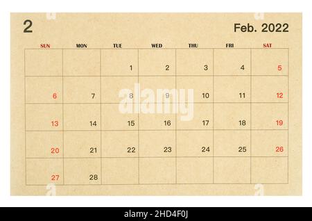 Februar 2022 Brauner Kalender aus recyceltem Papier isoliert auf weißem Hintergrund, Beschneidungspfad speichern. Stockfoto