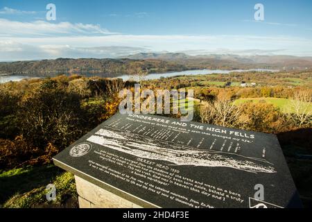 Blick auf Windermere und die hohen Fjells vom Gipfel des Orrest Head the Lake District National Park, Cumbria, England Stockfoto