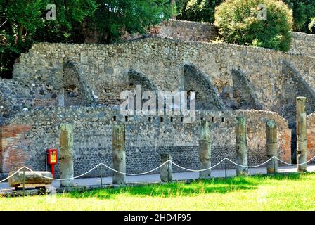 Blick auf einen alten Steinboden und archäologische riesige Stätte Ruine Gebäude in Pompeji, Kampanien, Italien Stockfoto