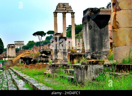 Blick auf einen alten Steinboden und archäologische riesige Stätte Ruine Gebäude in Pompeji, Kampanien, Italien Stockfoto