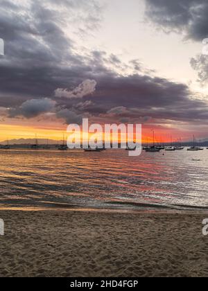 Zeit für Romantik. Ein dramatischer Sonnenuntergang an den Stränden Brasiliens. Eine atemberaubende Landschaft und unvergleichliche Schönheit. Stockfoto