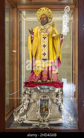 Statue des Heiligen Nikolaus, Basilika San Nicola di Bari, Basilika des Heiligen Nikolaus, Pilgerziel für Katholiken und Orthodoxe Christen Stockfoto