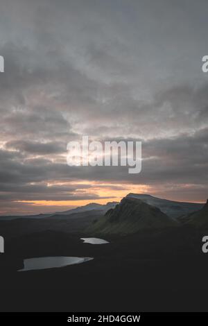 Luftaufnahme des Quiraing und der umliegenden Gebiete auf der Isle of Skye, Herbst 2021 Stockfoto