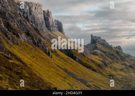Luftaufnahme des Quiraing und der umliegenden Gebiete auf der Isle of Skye, Herbst 2021 Stockfoto