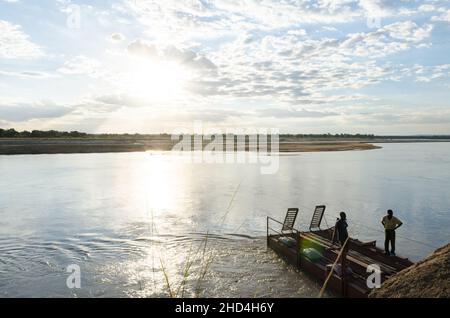 Eine Seilbrücke über den Fluss Luangwa im South Luangwa National Park, Sambia Stockfoto