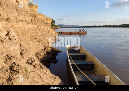 Eine Seilbrücke über den Fluss Luangwa im South Luangwa National Park, Sambia Stockfoto