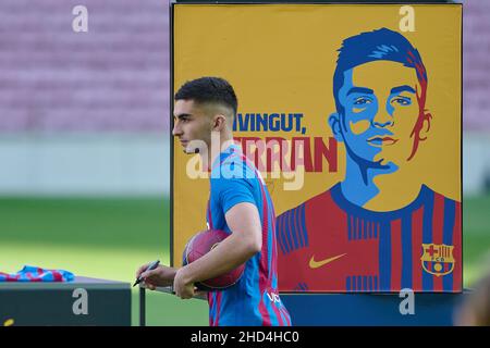 Barcelona, Spanien. 03rd Januar 2022. Ferran Torres wird im Camp Nou in Barcelona, Spanien, als neuer Spieler des FC Barcelona vorgestellt. Bild: DAX Images/Alamy Live News Stockfoto