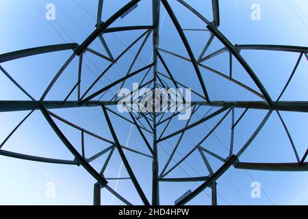 Hochspannungsmast von der Basis nach oben gesehen, geometrisches Bild Stockfoto