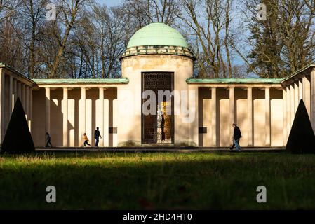 Laeken, Region Brüssel-Hauptstadt - Belgien - 01 01 2022: Pavillon, der Königin Aride von Belgien gewidmet ist, mit einem grünen Vordergrund Stockfoto