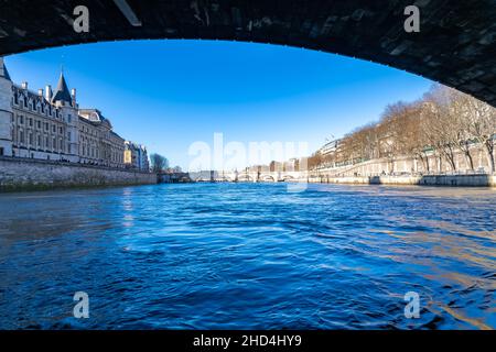 Paris, Blick auf die seine mit der Conciergerie auf der ile de la Cité und der Pont-Neuf im Hintergrund Stockfoto