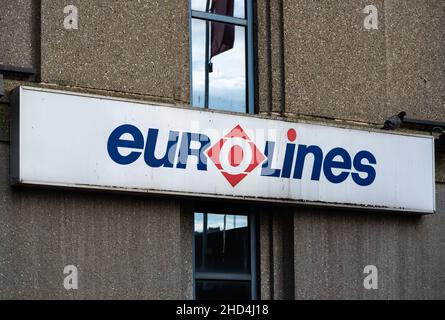 Schaerbeek, Region Brüssel-Hauptstadt - Belgien - 01 01 2022: Zeichen des internationalen Busdienstes Eurolines am Bahnhof Brüssel Nord Stockfoto