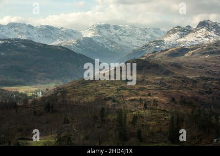 Schnee auf den Langdale Pikes, von Loughrigg, Winter im Lake District National Park, Cumbria, England Stockfoto