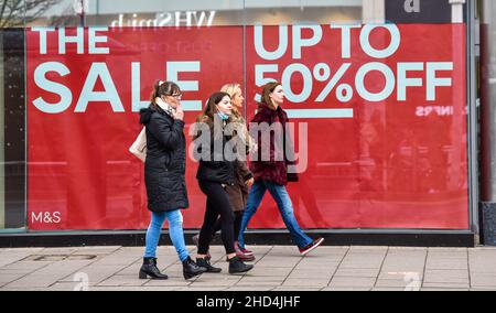Brighton UK 3rd January 2022 - Käufer waren in Brighton in Kraft, um die Januar-Verkäufe am Montag der Bankfeiertage in England optimal zu nutzen : Credit Simon Dack / Alamy Live News Stockfoto