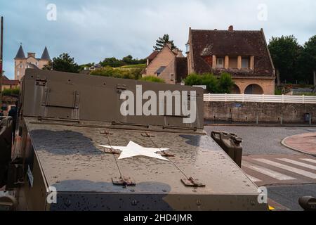 Arromanches, Frankreich - 2. August 2021: US-Militärfahrzeug mit weißem Stern aus dem Zweiten Weltkrieg in Arromanches, dem Ort der Landung der Alliierten in Norman Stockfoto