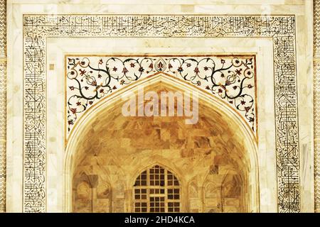 Szenische Ansicht einer dekorativen Marmorwand in Taj Mahal, Indien Stockfoto