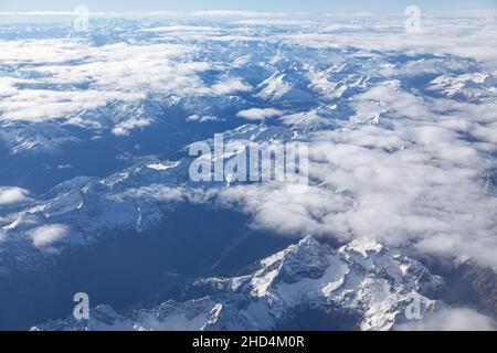 Wolken und schneebedeckte Gipfel . Luftaufnahme der Berge im Winter Stockfoto