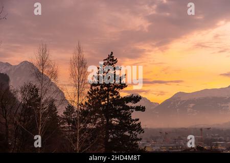 Vaduz, Liechtenstein, 14. Dezember 2021 farbenfroher Himmel am späten Nachmittag nach Sonnenuntergang Stockfoto