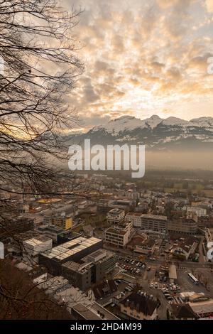 Vaduz, Liechtenstein, 14. Dezember 2021 am späten Nachmittag ist der Himmel über der Stadt bunt Stockfoto