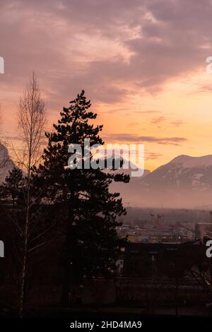 Vaduz, Liechtenstein, 14. Dezember 2021 farbenfroher Himmel am späten Nachmittag nach Sonnenuntergang Stockfoto