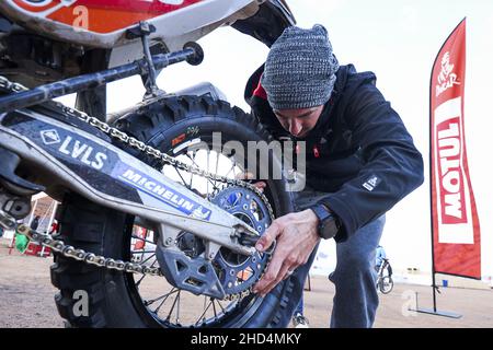 123 Moore Charan (zaf), KTM 450 Rally Replica, Moto, Original von Motul, Portrait während der Etappe 1B der Rallye Dakar 2022 um Hail, am 2nd. Januar 2022 in Hail, Saudi-Arabien - Foto: Julien Delfosse/DPPI/LiveMedia Stockfoto