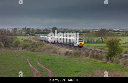 Crosscountry Züge Voyager und Great Western Railway Castle Hochgeschwindigkeitszug in der Landschaft von Gloucestershire mit Kopieplatz Stockfoto