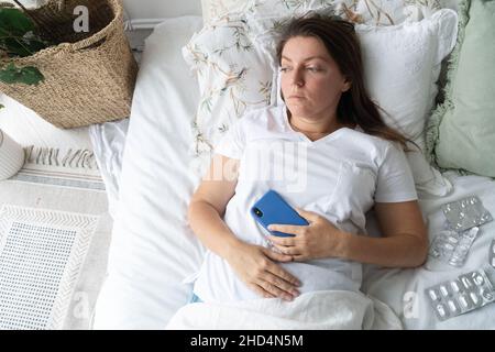 Kranke Frau im Bett Stockfoto