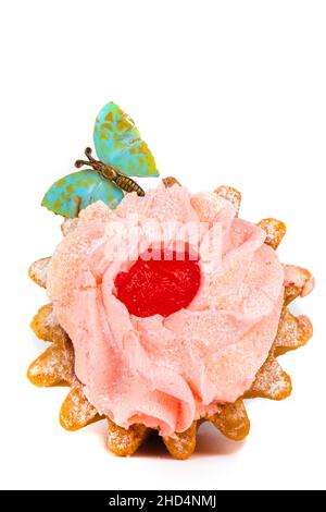 Kuchen mit Proteincreme, verziert mit einem Schmetterling auf einem weißen Teller. Ein schönes süßes Dessert. Stockfoto