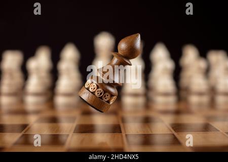 Fliegende Schachfiguren. Ein Puzzle-Spiel mit kniffligen Kombinationen, die Planung und Denken erfordert. Stockfoto