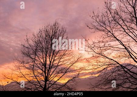 Vaduz, Liechtenstein, 14. Dezember 2021 majestätische Wolkenlandschaft nach Sonnenuntergang über den Bergen Stockfoto