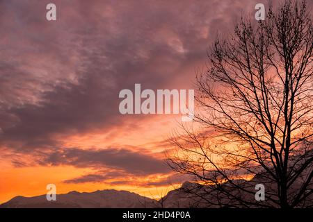 Vaduz, Liechtenstein, 14. Dezember 2021 majestätische Wolkenlandschaft nach Sonnenuntergang über den Bergen Stockfoto