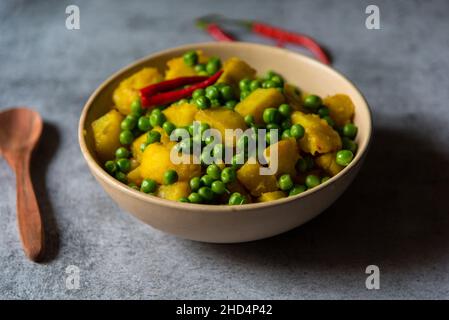 Indische Speisekarte alu matar oder gebratene Erbsen Kartoffel in einer Schüssel. Nahaufnahme. Stockfoto