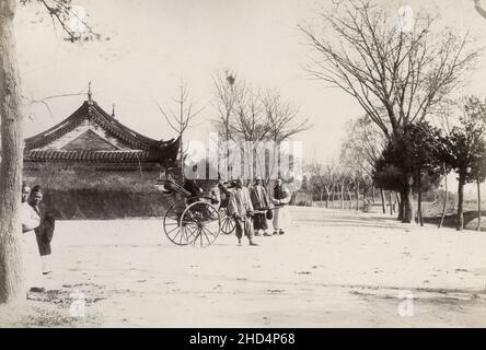 Vintage Foto aus dem späten 19th. Jahrhundert: Straßenszene und chinesische Rikschas, China. Möglicherweise Sprudelnde Well Road, Shanghai. Stockfoto